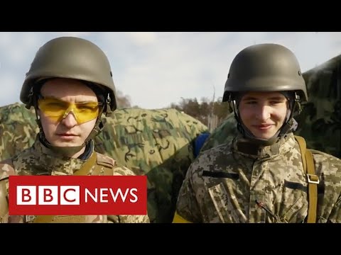 Ukraine’s teenage students prepare to fight the Russian army - BBC News