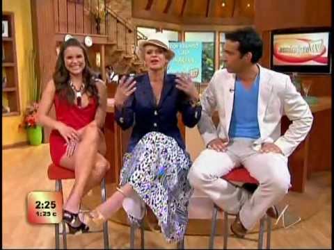 Lilia Luciano bellas piernas leg crossing