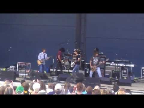 David August of North of Mason-Dixon (NOMaD) with Little Texas singing Tush by ZZ TOP