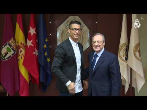 Cristiano Ronaldo signs his contract extension with Real Madrid!