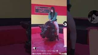 ミニスカートで暴れ馬は注目せざるを得ない。