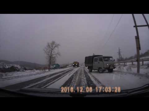 Водитель УАЗа отвлекся на дверку и машину развернуло