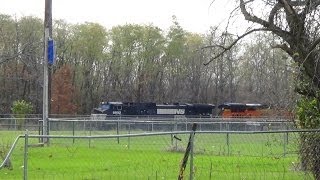 preview picture of video 'Norfolk Southern leads BNSF mixed freight train'
