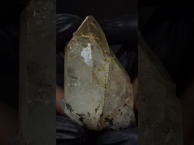 بلورات متشابكة من حجر الكوارتز خام طبيعي تحفة للإقتناء أو الإهداء
