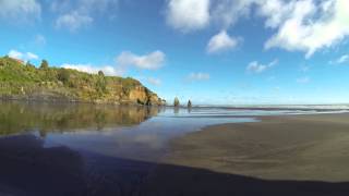 preview picture of video 'Three Sisters Beach, NZ - low tide'