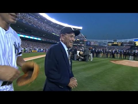 2008 ASG: Legendary Yankees throw out the first pitch