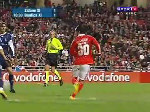 Jogo contra a pobreza: Amigos de Zidane 3 x 3 Craques do Benfica.