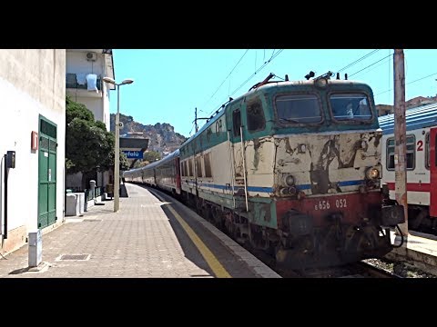 [HD - Treni] E656.052 + Treno Intercity Notte 1961 Trenitalia in arrivo a Cefalù!