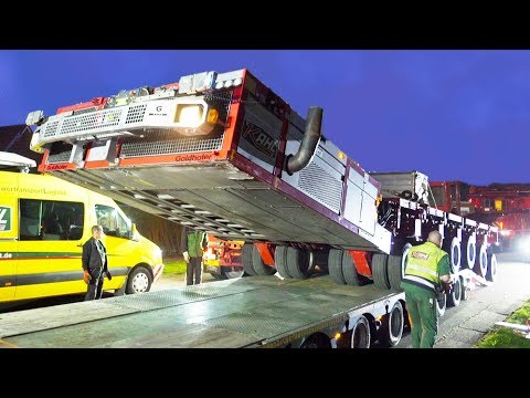 Schwertransport: Selbstfahrendes Schwerlastmodul (SPMT) fährt auf Tieflader