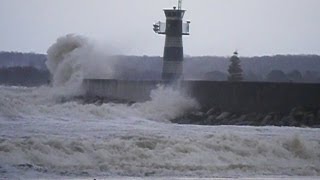 preview picture of video 'Land unter in Travemünde Sturm-Flut Hochwasser'