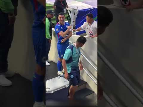 Gran gesto del capitán Erick lira con este aficionado de Cruz azul tienes mi respeto 🫡