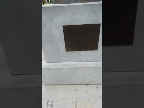 Galileo Galilei è la sua rivolta nella tomba a causa di questa scultura merdosa ad esso dedicata