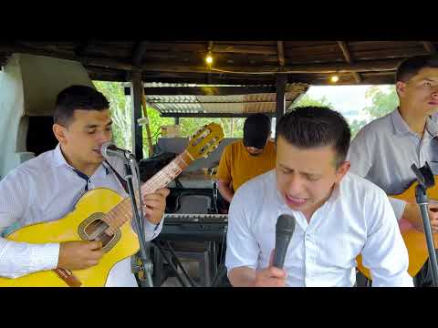 Perdido En Las Copas  canción de Romulo Caicedo en vivo