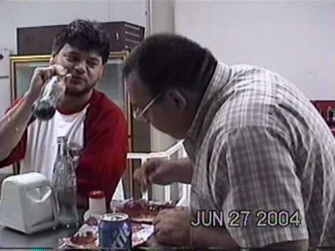 el pega pega comiendo