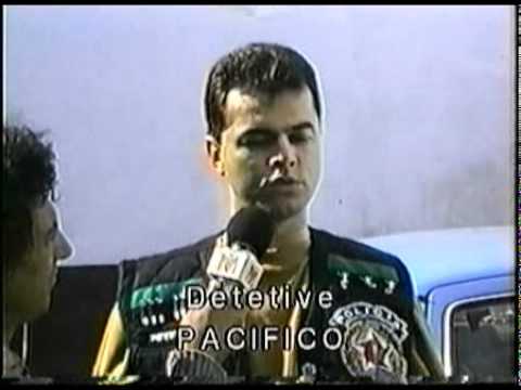 Pátio da delegacia lotado de carros roubados.