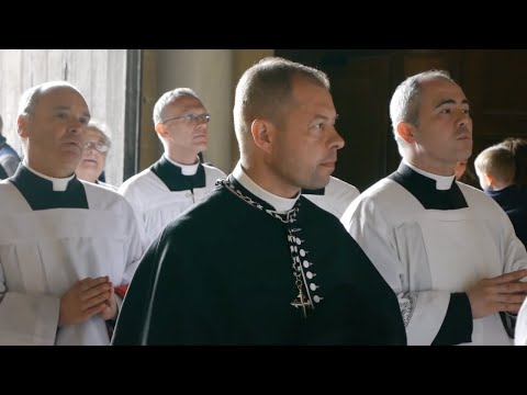 Procession into Chartres Cathedral -- Pilgrimage from Paris to Chartres | Traditional Latin Mass