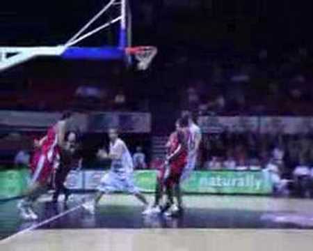 40 03-10-07 BvB BCO-Ninane - Van Rossom met een snel dunkje.