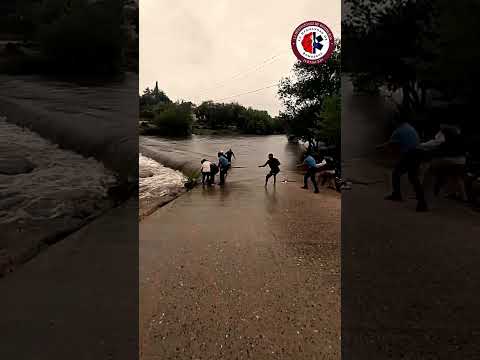 RESCATE DE UN MOTOCICLISTA QUE CAYO AL AGUA POR LA POLICIA DE CÓRDOBA
