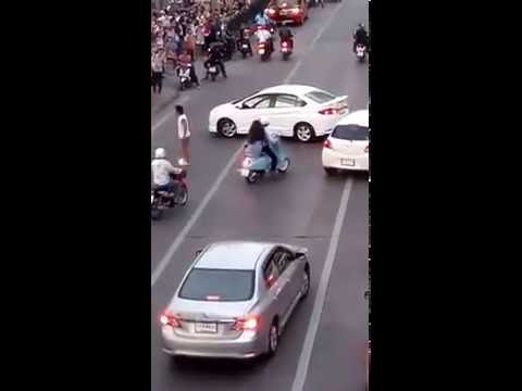 Bangkok Man gets drunk drive car block The road and fight with police