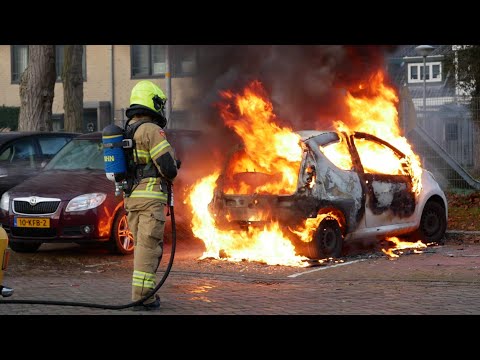 [Primeur] Grote vlammen bij flinke autobrand in Alkmaar!