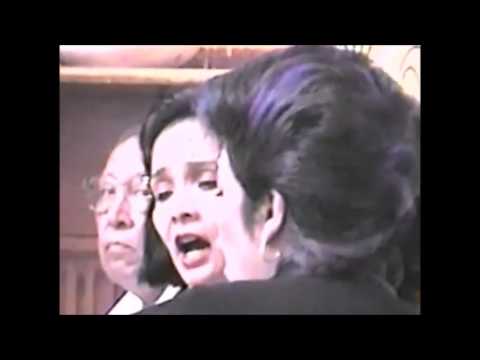 Dios está aquí . Cantan integrantes del Grupo DC3 Show. Las hermanas Delgado