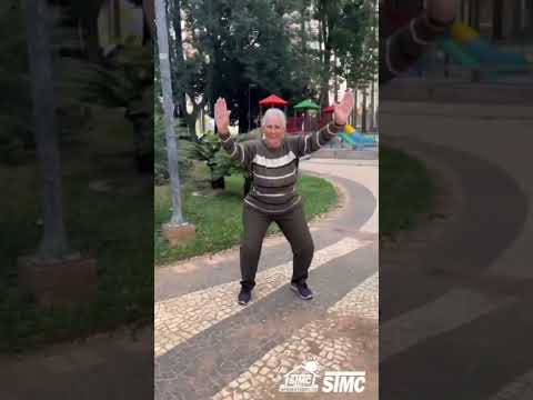 Atividade especial da Casa dos Aposentados com ginástica ao ar livre