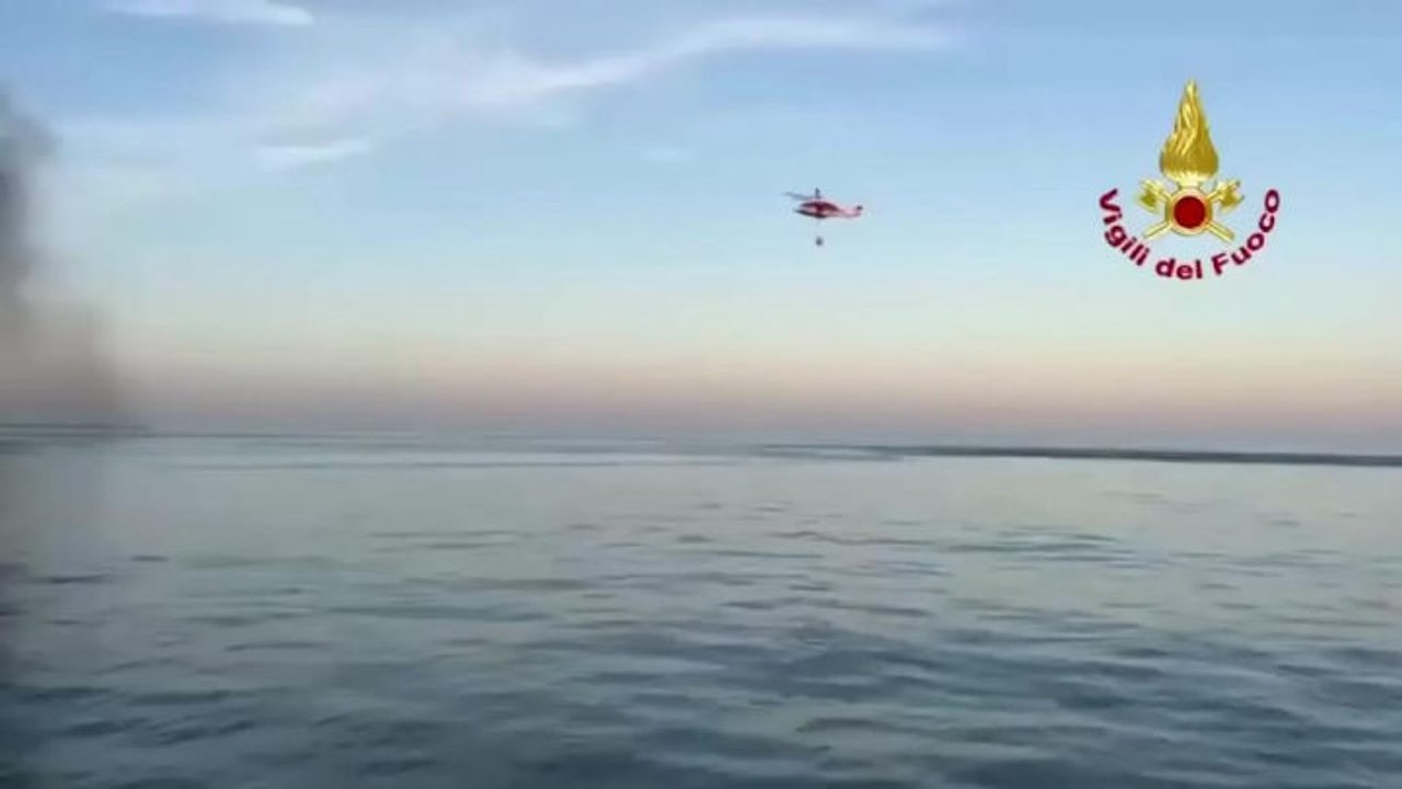 Yacht affonda a Jesolo dopo un incendio, evacuate 10 persone, intervento dei Vigili del Fuoco