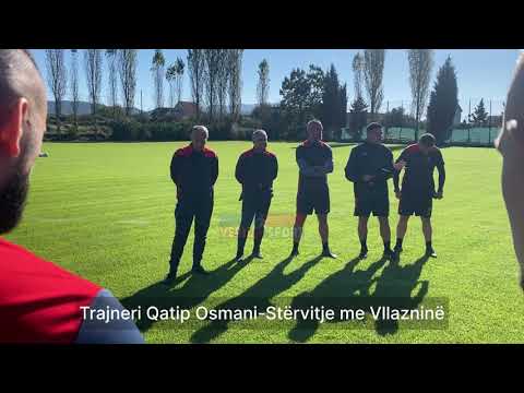 Trajneri i ri i Vllaznisë Qatip Osmani dhe kolegu i tij Bashkim Ljivoreka në seancën e parë kuqeblu