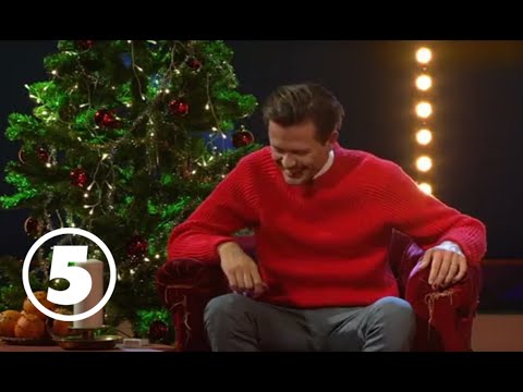 Skrattattack när Fredrik Wikingsson är julvärd