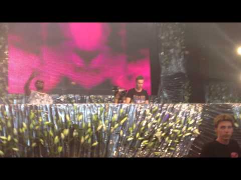 Nicky Romero playing Tiesto   Flight 643 John Christian remix   Tomorrowland 2013