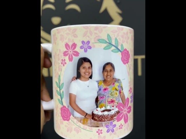 Vídeo relacionado con Taza Personalizada con Nombre y Dedicatoria para Mujer Regalo Original Mama Amiga Invisible Día de la Madre o Cumpleaños Diseño Femenino Elegante para Cafe Desayuno