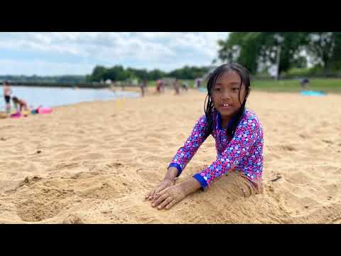 Faiza bermain di pantai Bareng sepupunya Afeefah, murah meriah $3/perorang masuknya (deket rumah)