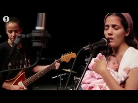 צמאה לך נפשי - רונה קינן מארחת את בנות בית הספר "מזמור"   -   Rona Kenan & Mizmor