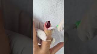 Tirar o borrado do esmalte escuro não é difícil!