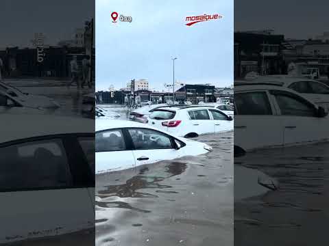 بالفيديو.. سيول جارفة وسيارات عائمة في جدة 