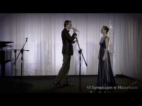 VI Sympozjon w Mazurkasie - wręczenie medalu dla Justyny Reczeniedi przez Dominka Górnego