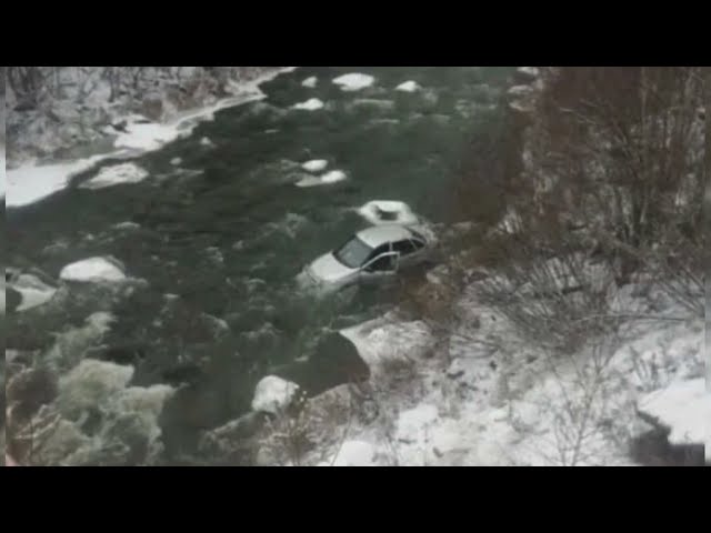 В Усть-Илимске автомобиль упал с моста