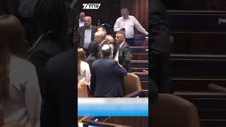 כמעט מכות: בן גביר ועודה התעמתו, משמר הכנסת התערב (חדשות ערוץ 7) - התמונה מוצגת ישירות מתוך אתר האינטרנט יוטיוב. זכויות היוצרים בתמונה שייכות ליוצרה. קישור קרדיט למקור התוכן נמצא בתוך דף הסרטון