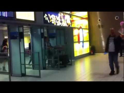 110607 SNSD-[HD/Fancam] Arrived in Paris Airport for SMTown Live in Paris 2011