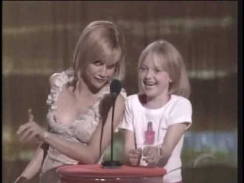 Dakota Fanning and Brittany Murphy present an award at the Teen Choice Awards.