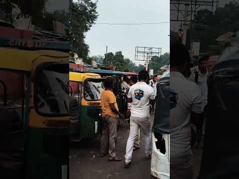 ये ऑटो वाले भी न हद ही करते है खींच ही डालते है 🤣