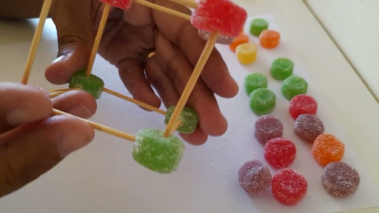 Sólidos Geométricos com jujubas e palitos de dente.