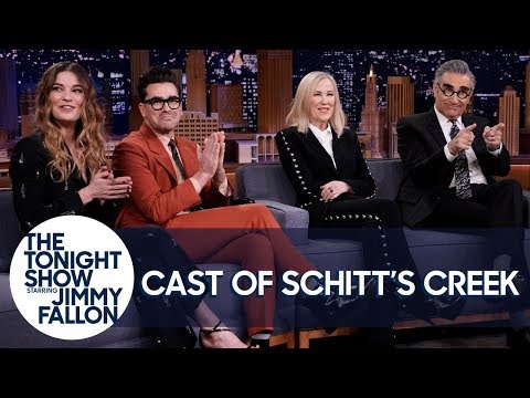 スローバーンの成功、レッドカーペットでのスタニング、モイラのウィッグについてのシッツ・クリークのキャスト (The Schitt's Creek Cast on Slow-Burn Success, Red Carpet Stanning and Moira's Wigs)