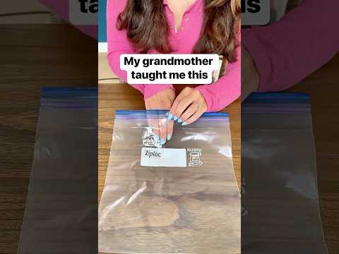 How to create and piping bag for icing out of a plastic baggie #cakedecorating #icing #bakingtime