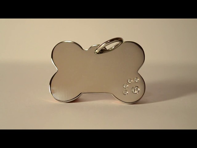 Vídeo relacionado con Placa de identificación personalizada para perro, de acero inoxidable plateado con grabado personalizado para perros y gatos, grabado profundo de doble cara, duradera y elegante (plata, grande: 30 mm)