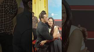 Download lagu #salmankhan meets with his Tere Naam movie actress #bhumikachawla mp3 Download lagu #salmankhan meets with his Tere Naam movie actress #bhumikachawla mp3