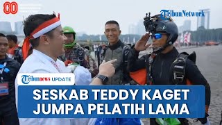 Adab Seskab Teddy Terkejut saat Jumpa Pelatihnya Dahulu Usai Atraksi Terjun Payung Kopassus TNI AD