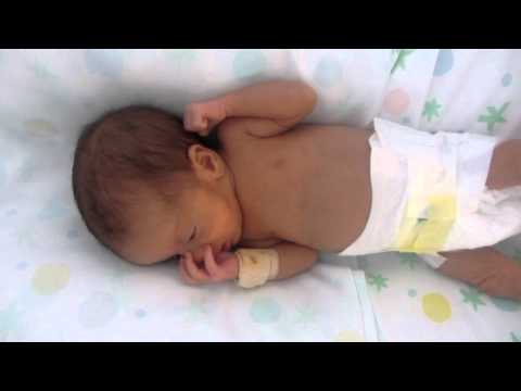 La mia piccina ciucciando le dita aveva fame. . . il 27/09/2012