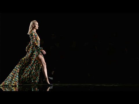 download lagu mp3 mp4 Versace Pre Fall 2016, download lagu Versace Pre Fall 2016 gratis, unduh video klip Versace Pre Fall 2016