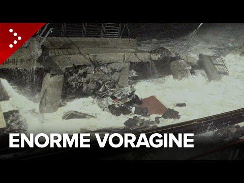 Violenta mareggiata sulla costa messinese: enorme voragine inghiotte un'auto a Santa Teresa di Riva